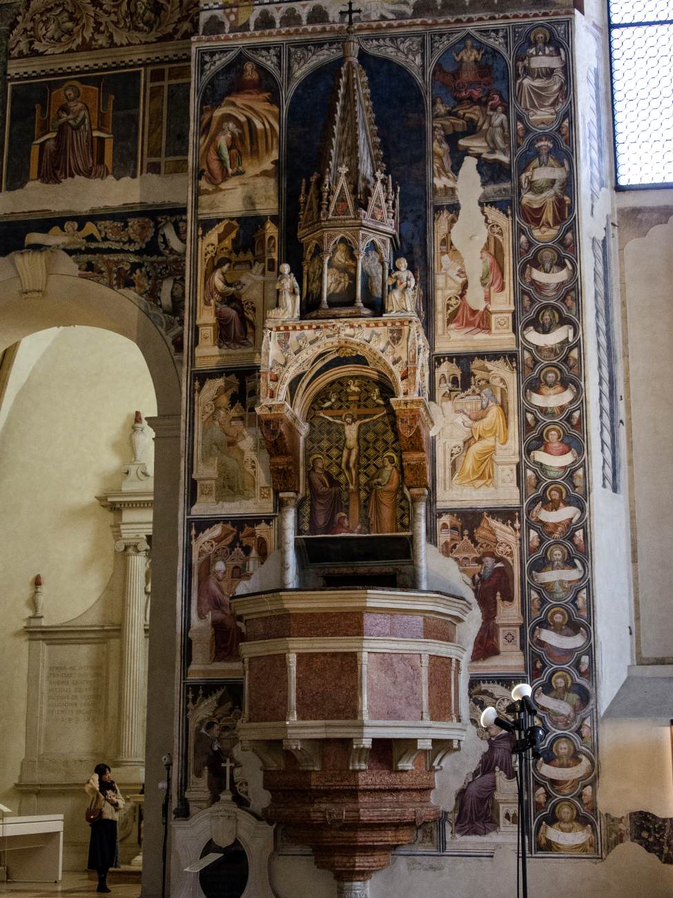 Decoration around the pulpit