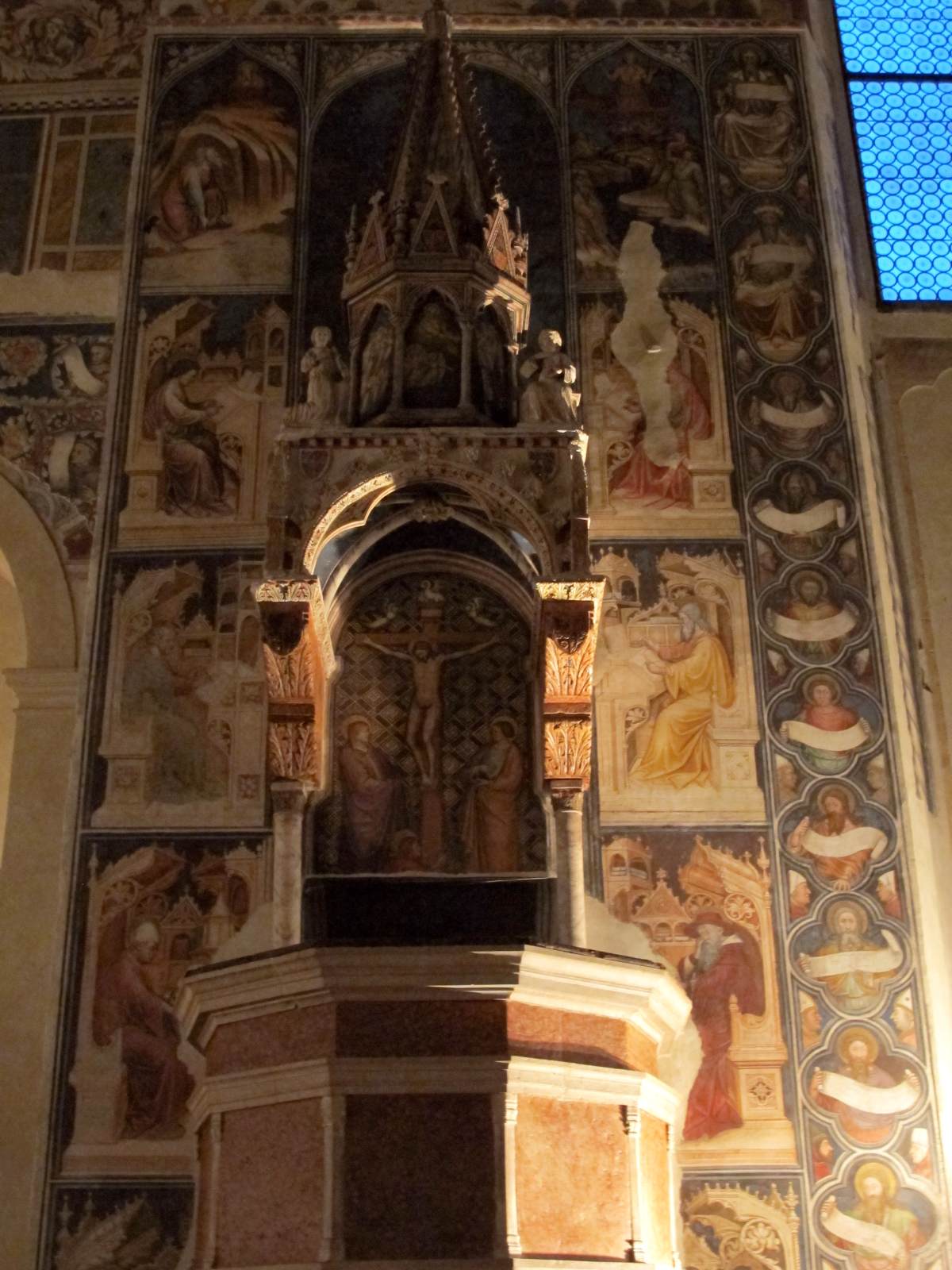 Decoration around the pulpit