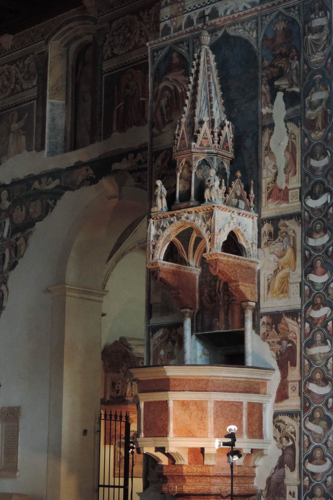 Decoration around the pulpit