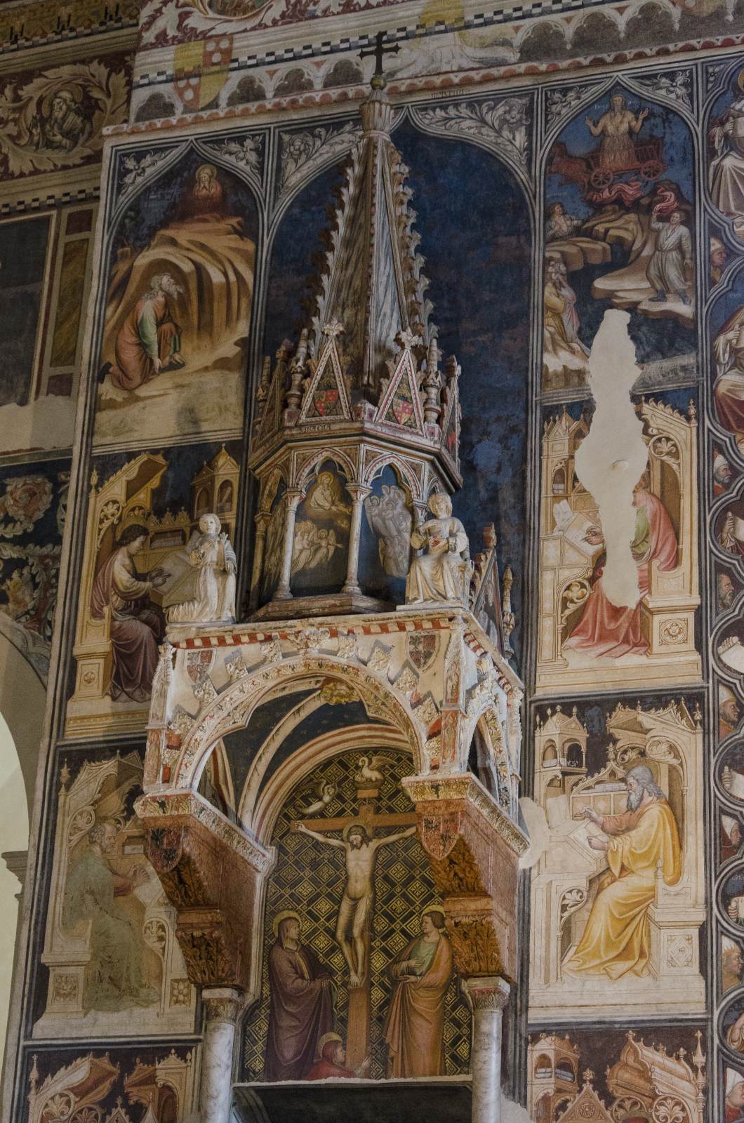 Decoration around the pulpit