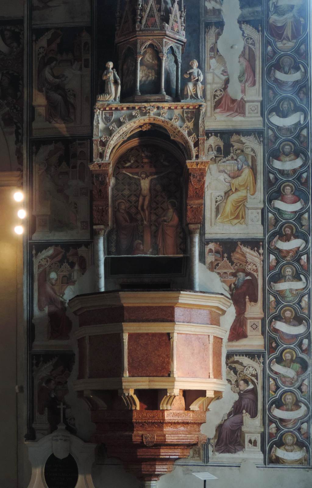 Decoration around the pulpit