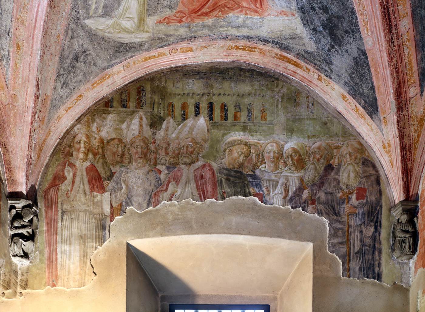 Figures on the side wall