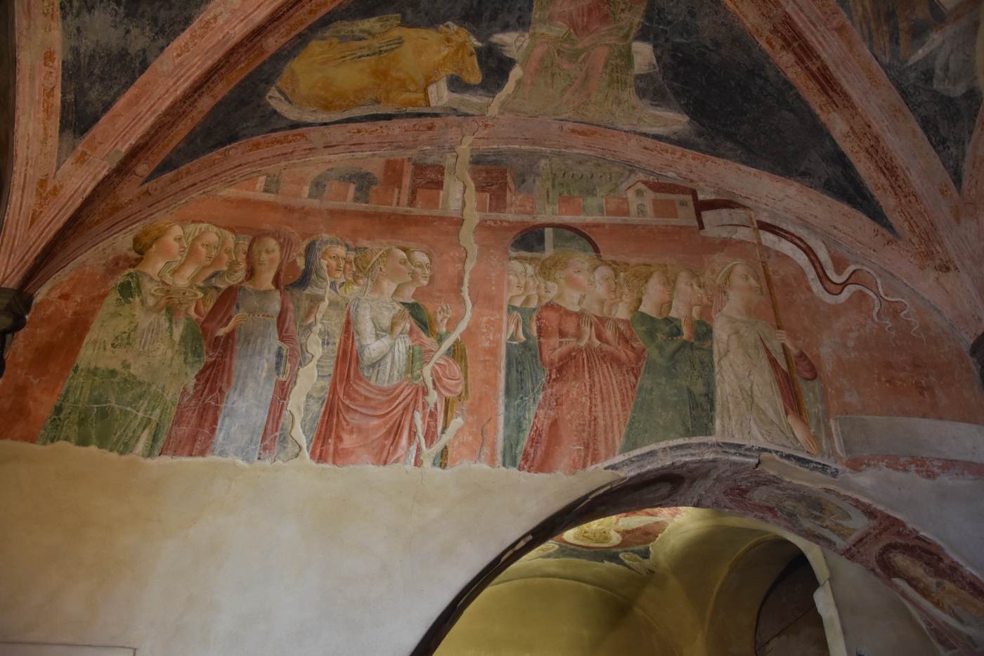 Figures below the vault